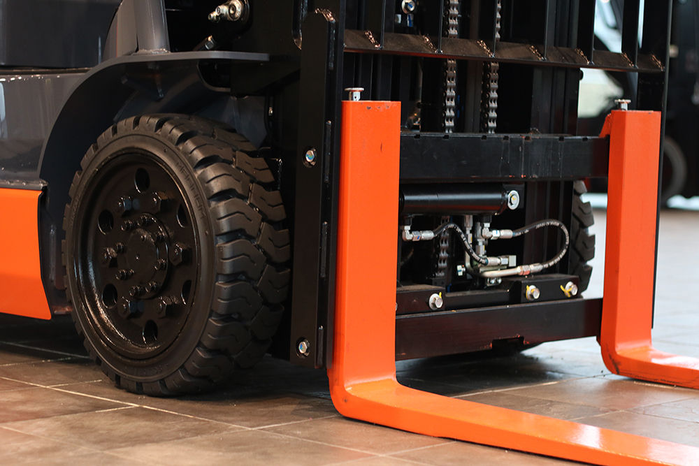 Selecting the Right Forklift Tires: Pneumatic vs. Cushion | Toyota  Forklifts Blog